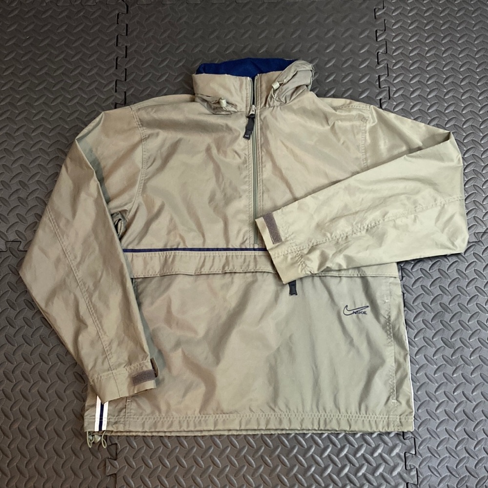 Vintage Nike Men’s lightweight/rain jacket with pockets lateral and Front size M